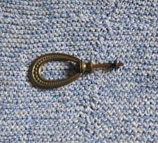 VECCHIA MANIGLIA IN OTTONE AD ANELLO CON VITE IN FERRO PER MOBILI VARI -