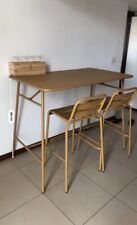 Tavolo alto + 2 sgabelli in acciaio color giallo ocra, marca SKLUM