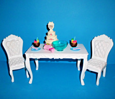 %*Mobili Barbie*grande tavolo*sedie*cocktail*torta*piatto*forchette*fiori*ciotola*%