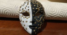 MASCHERA VENEZIANA BICOLORE BIANCO NERO  ORIGINALE  LUNGHEZZA 5 cm X H.8 cm.