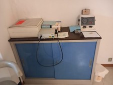 Mobiletto in acciaio a due ante con serratura