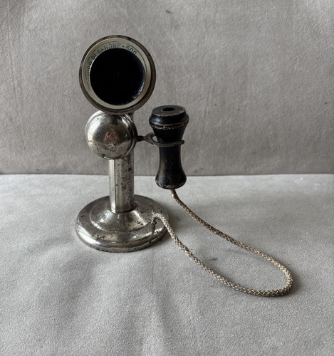 Antico telefono giocattolo - , a