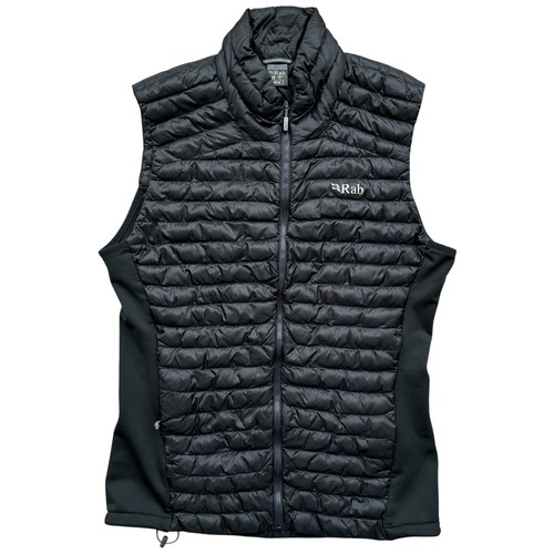 Gilet imbottito nero isolato