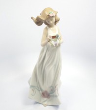 Statuina Lladro #6777 Tesori delle Farfalle, Donna che tiene Scatola di Farfalle, Nuovo con scatola