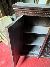 mobile antico del 1900 in legno, con due ante intagliato a mano