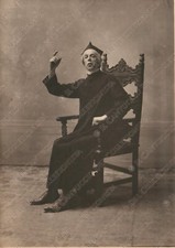Ritratto di attore in costume da prete Teatro Fotografia