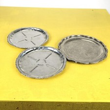 set di tre piattini in metallo