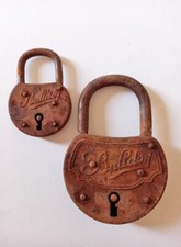 2 Antichi lucchetti in ferro Bulldog da arredo cantinetta