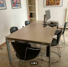 Tavolo riunione rovere 200x100 +5 sedie onda in pvc marca centro ufficio 