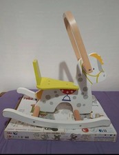 Cavallo a dondolo Roba colore bianco, con fantasia grigio e rosso, seduta verde