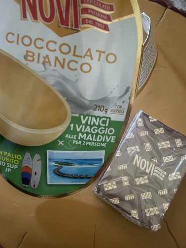 Sorpresa uovo pasqua novi - sorpresa, di