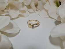 Anello di fidanzamento d'oro con diamante