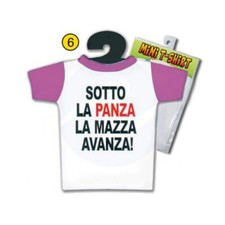 Mini t-shirt sotto la panza la