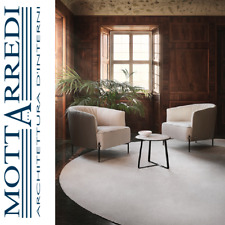 Poltrona in tessuto con piedi