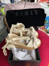 Fenty Puma di Rihanna, sandali
