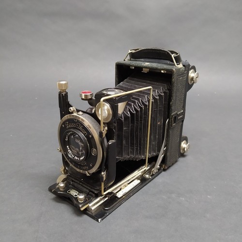 Macchina fotografica - , a