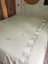 COPRILETTO IN COTONE  CON MOTIVI IN RILIEVO RICAMATO A MANO ANNI 60