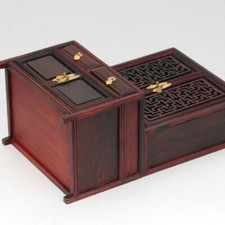 Armadio in legno intagliato