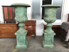 Coppia di grandi vasi in ghisa - Conservati