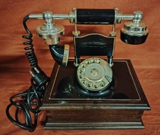 Bellissimo telefono fisso vintage a rotella, con un design classico