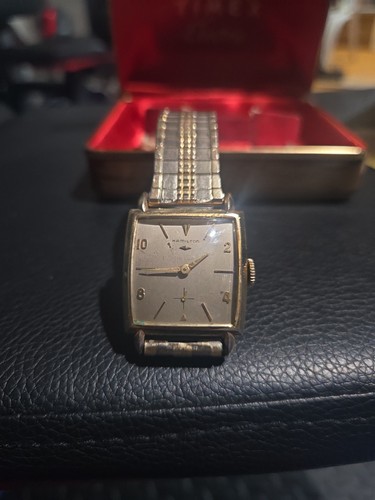Orologio meccanico quadrato