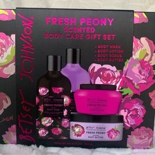 Betsey Johnson 4 PEZZI LOZIONE