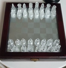 Scacchiera da viaggio in legno e vetro anni 70