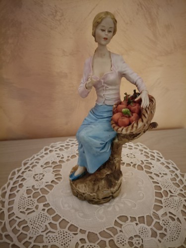 Vecchia statua donna con - , cesto