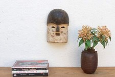 Maschera kuma africana dipinta