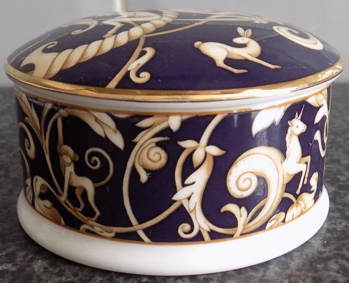 Wedgwood cornucopia round - cornucopia,