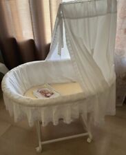 Culla In Vimini Con Baldacchino, Struttura In Legno E Ruote E Tessile Incluso
