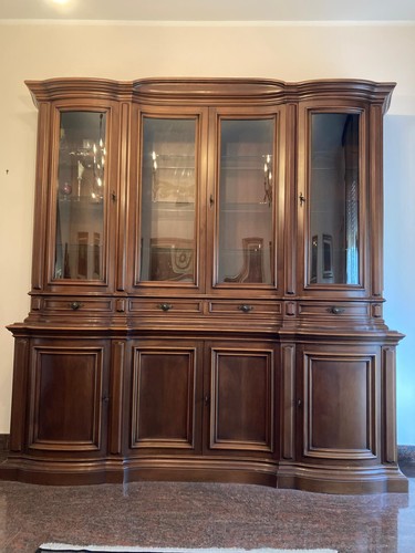 Elegante credenza con vetrina