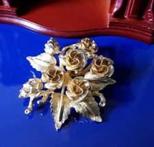 Spilla grande, vintage, metallo colore oro, dimensioni 5 x 5,5 cm.