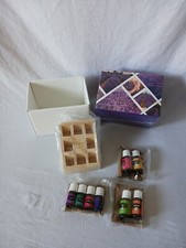 NUOVISSIMO - YOUNG LIVING Semi da Sigillare 8 Oli Essenziali con Supporto/Rack in Legno