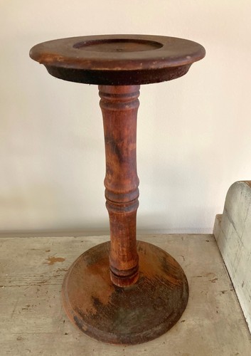 Antico piedistallo primitivo