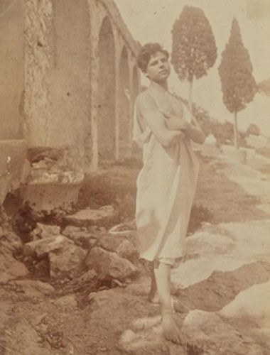 Giovane uomo posa teatro - al,