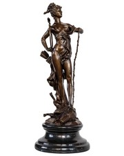 Una scultura in bronzo di