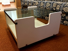 tavolino salotto moderno in legno bianco con ripiano in vetro fumè con rotelle