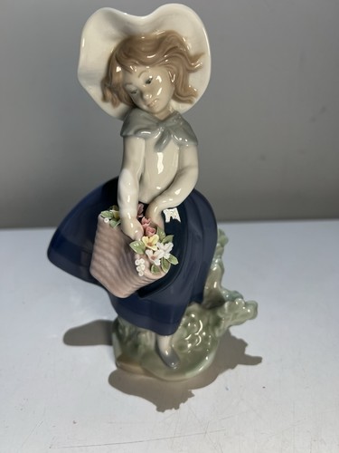 Lladro pretty pickings girl - lladro,