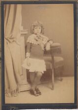 $FT/ Bimba appoggiata alla poltroncina - F: Crozza - Genova - Formato 11X15