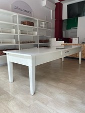 Tavolone bianco con cassetto a vista