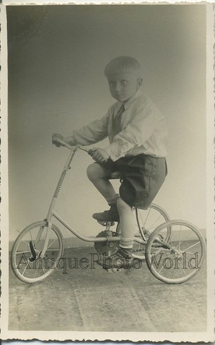 Carino ragazzo triciclo - carino, su