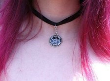 Collana choker pelle nera resina wicca pentacolo heavy metal simbolo strega goth