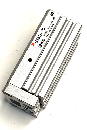 Cilindro pneumatico scorrevole