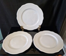 Elegante set di tre piatti piani in porcellana Tognana.