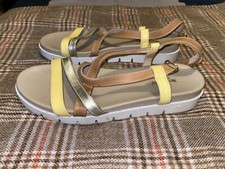 sandali Nero Giardini, color marroncino con cinturino argento e giallo