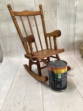 Una grande sedia a dondolo