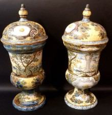 Castelli d' Abruzzo, Coppia di vasi, maiolica, fine XVIII secolo,46×21×21 cm