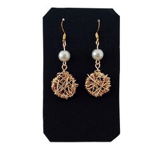 orecchini pendenti con perla bianca e filo metallo oro boho chic bigiotteria