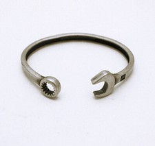 Bracciale rigido forma di - rigido,